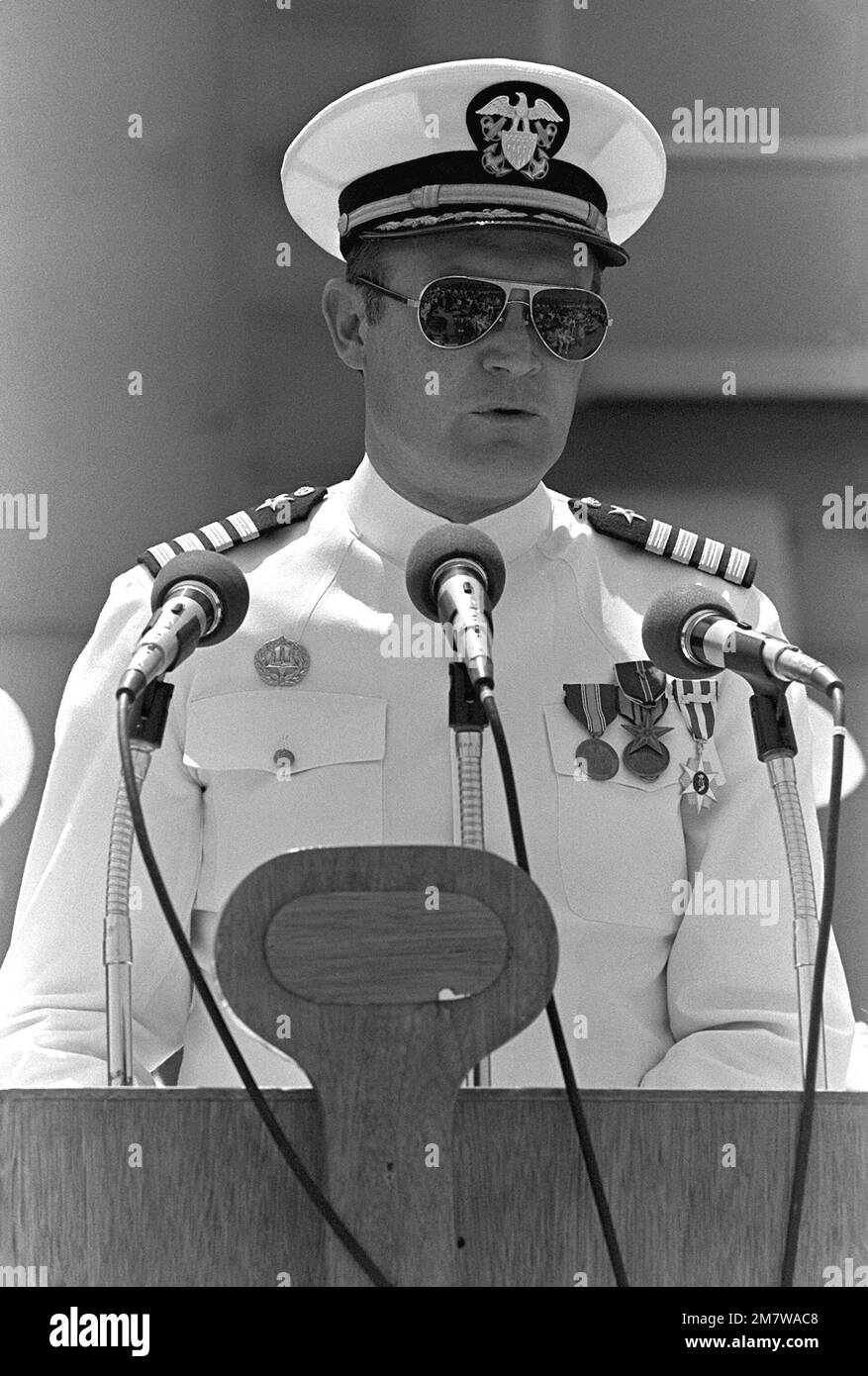 CAPTAIN David G. Kalb, Leiter des Schiffbaus, Umbau und Reparatur, spricht mit den Gästen, die an der Zeremonie zur Inbetriebnahme der geführten Raketenfregatte USS LEWIS B. PULLER (FFG-23) teilgenommen haben. Basis: Marineflugstation, Long Beach Bundesstaat: Kalifornien (CA) Land: Vereinigte Staaten von Amerika (USA) Stockfoto