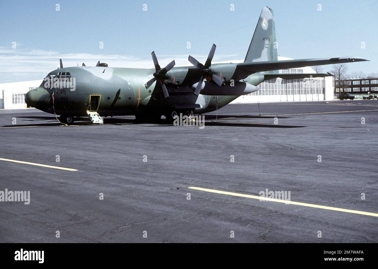 Linke Vorderansicht von zwei C-130 Hercules-Flugzeugen mit europäischem Farbschema auf der 459. Flight Line. Basis: Luftwaffenstützpunkt Andrews Bundesstaat: Maryland (MD) Land: Vereinigte Staaten von Amerika (USA) Stockfoto