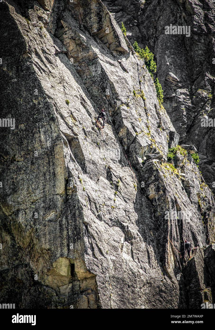 Klettern Sie in den Felsen des Gipfels in den Bergen der Hohen Tatrsas in der Slowakei Stockfoto