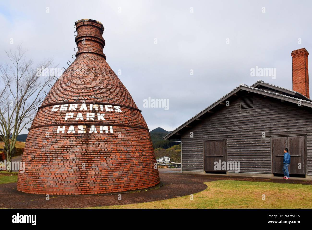 Ceramics Park Hasami in Japan - ein berühmter Ort für Keramikproduktion auf der Insel Kyushu, Keramiköfen verschiedener Formen Stockfoto