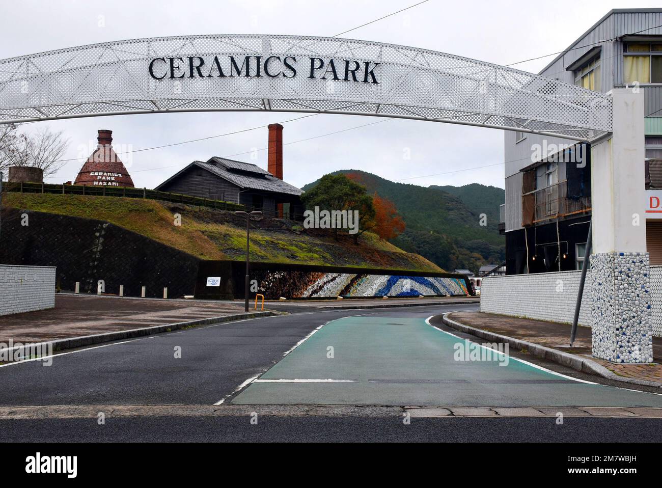 Ceramics Park Hasami in Japan - ein berühmter Ort für Keramikproduktion auf der Insel Kyushu, Keramiköfen verschiedener Formen Stockfoto