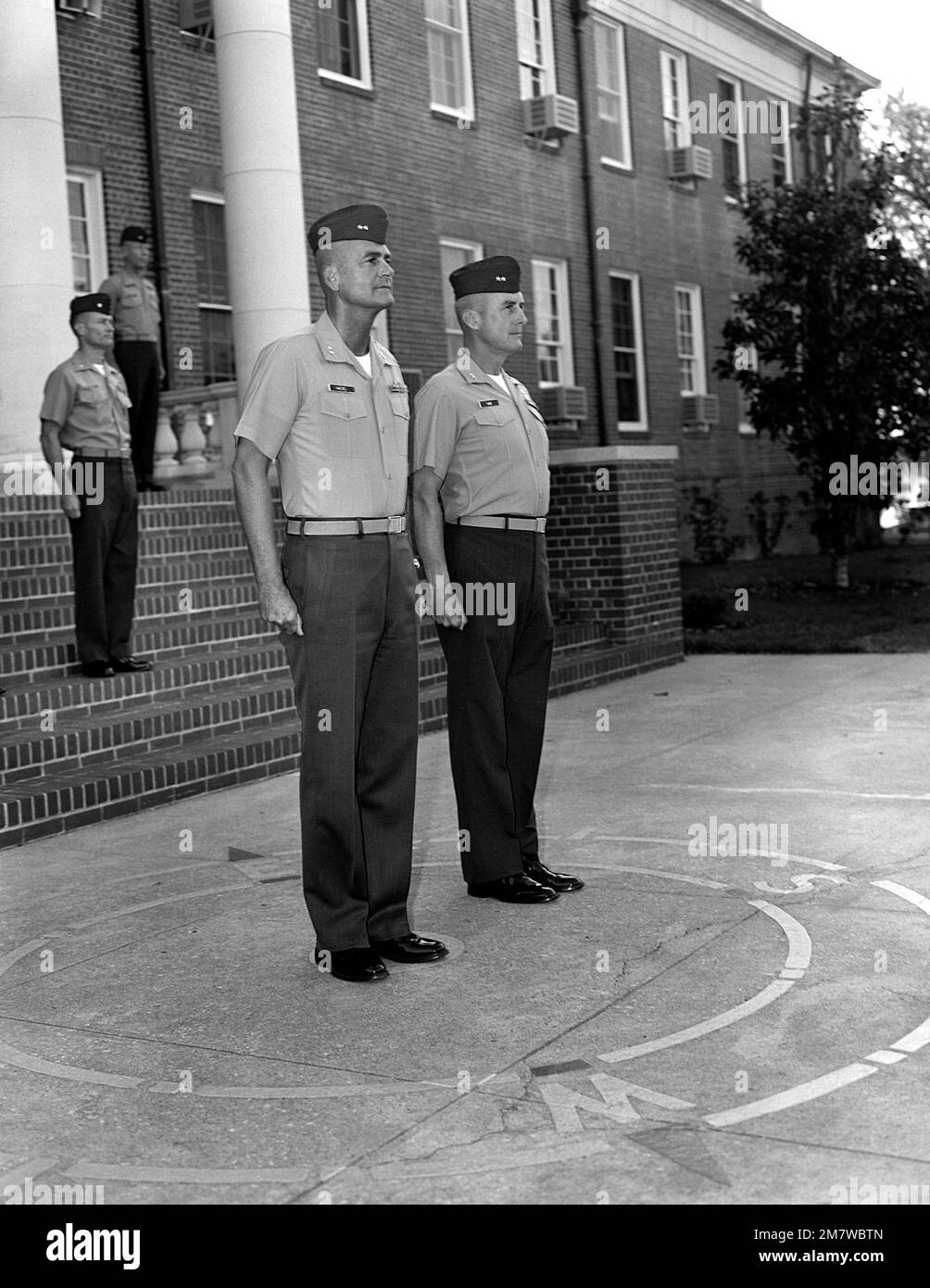 MGEN Robert E. Haebel, kommandierender General, Marine Corps Recruit Depot, und MGEN Wesley H. Rice, kommandierender General, MCRD, San Diego, beobachten die morgendliche Farbzeremonie. Rice ist auf Parris Island. Basis: USMC Recruit Depot, Parris Island Bundesstaat: South Carolina (SC) Land: Vereinigte Staaten von Amerika (USA) Stockfoto