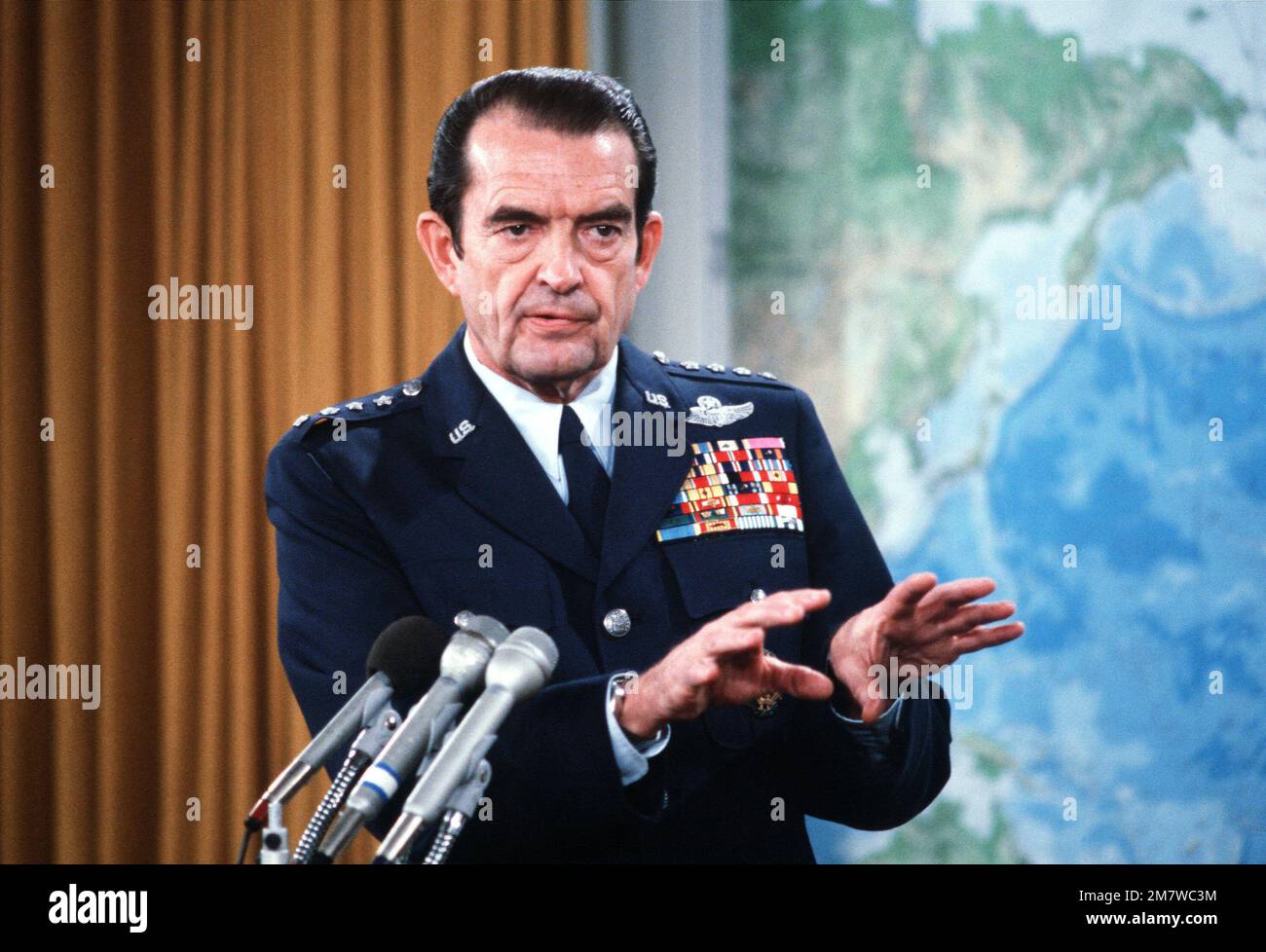 General David C. Jones, Chariman von den Stabschefs, gibt ein Briefing. Land: Unbekannt Stockfoto