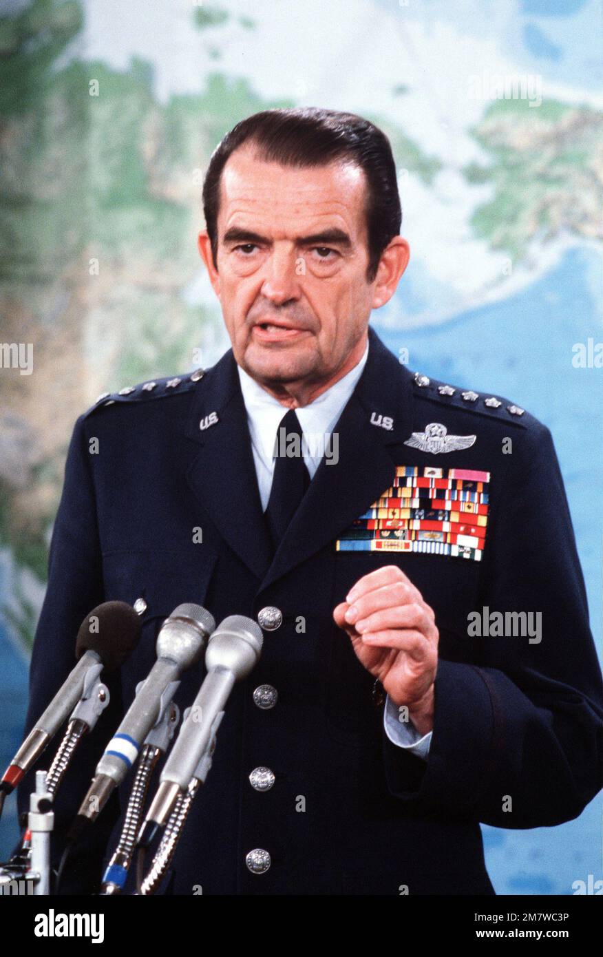 General David C. Jones, Chariman von den Stabschefs, gibt ein Briefing. Land: Unbekannt Stockfoto