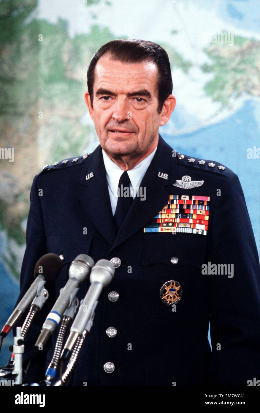 General David C. Jones, Chariman von den Stabschefs, gibt ein Briefing. Land: Unbekannt Stockfoto