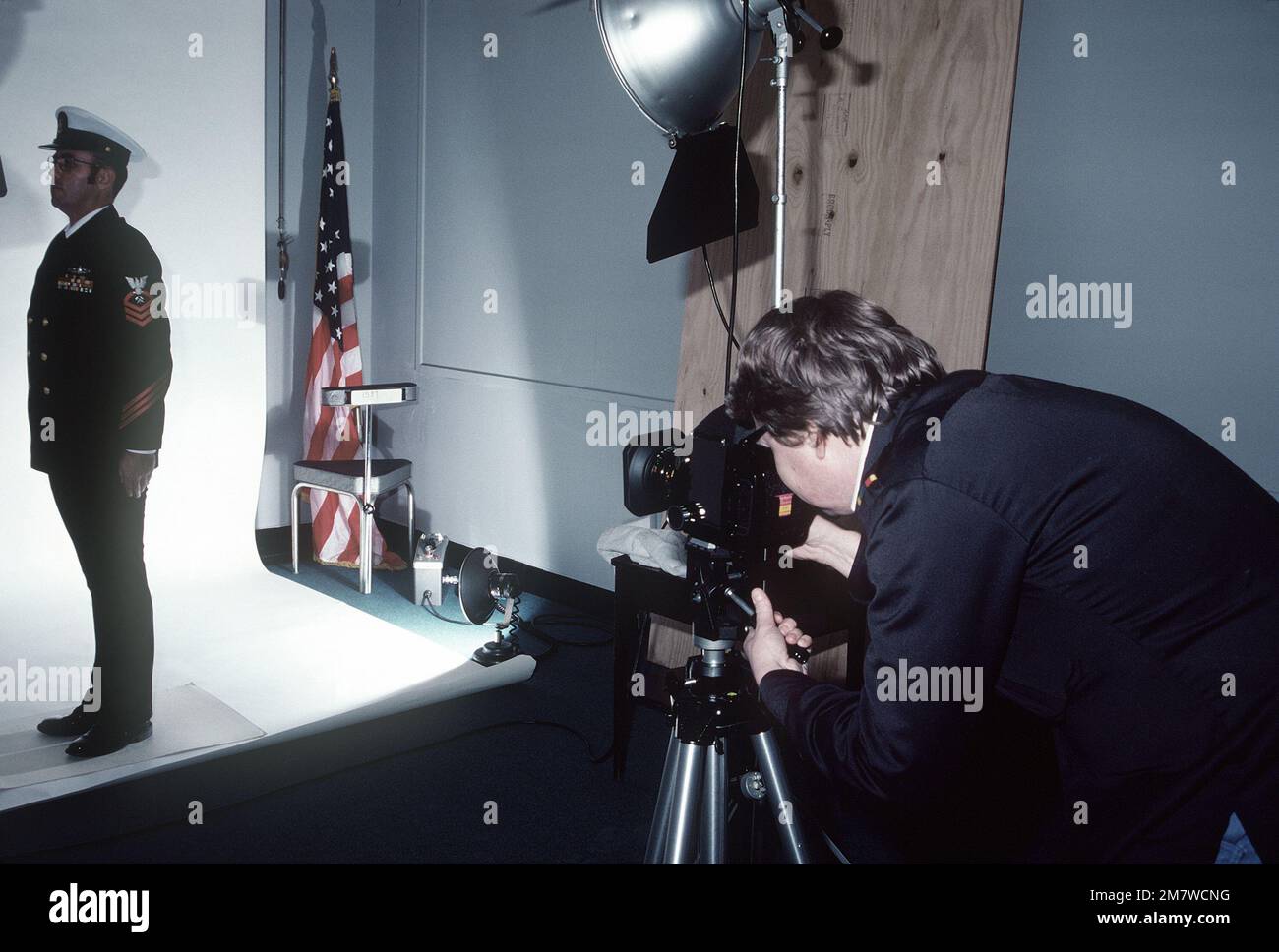 George Champagne verwendet eine Mamiya RB 6x7-Kamera, um Porträts von Kandidaten für Offiziere mit begrenztem Dienst in der Pacific Fleet Audiovisual Facility aufzunehmen. Basis: Marineflugstation, Alameda Bundesstaat: Kalifornien (CA) Land: Vereinigte Staaten von Amerika (USA) Stockfoto