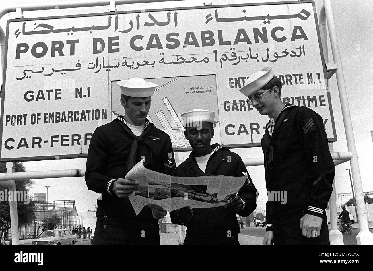 Von links nach rechts studieren Kommunikationstechniker 3. Klasse John A. Swessel, Quartermaster 3. Klasse Jeffery A. Jackson und Feuerwehrmann Don Bailey während ihres Hafenbesuchs eine Karte. Basis: Casablanca Land: Marokko (MÄRZ) Stockfoto