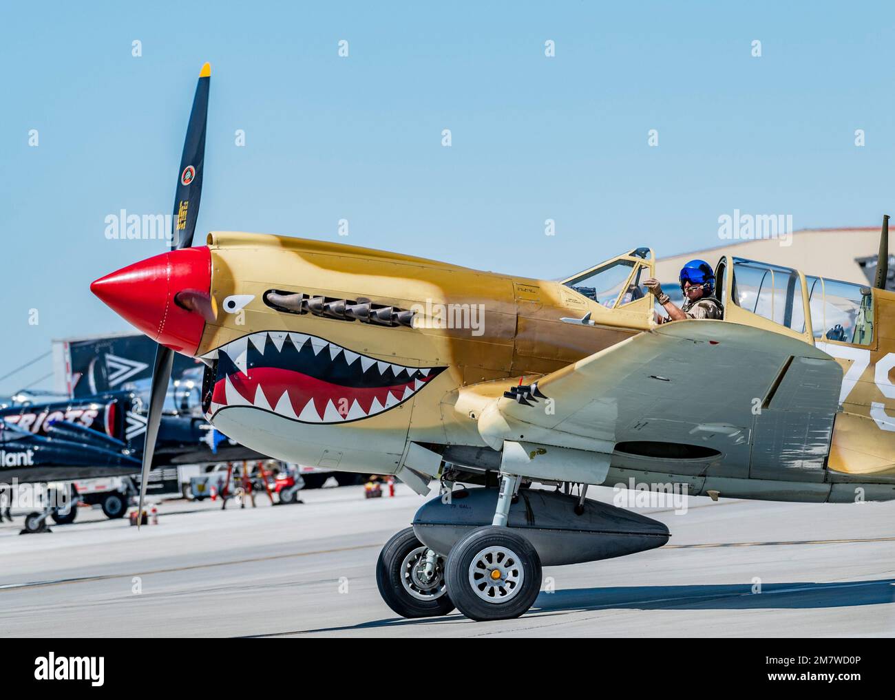 John Hinton fährt vor dem Abflug während der Flugshow Wings Over Solano am Luftwaffenstützpunkt Travis, Kalifornien, am 14. Mai 2022 eine P-40 Warhawk. Die Open House- und Air-Show Wings over Solano bot der lokalen Gemeinschaft die Gelegenheit, direkt mit der Basis und ihren Flugzeugen zu interagieren und die Fähigkeiten auf der Travis AFB zu sehen. Stockfoto