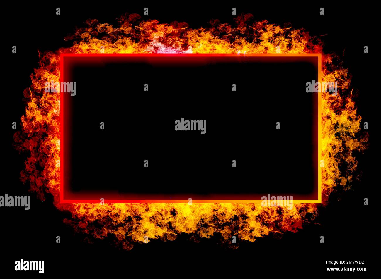 Quadratischer Rahmen mit orangefarbenen Flammen im Rahmen auf schwarzem Hintergrund. Stockfoto
