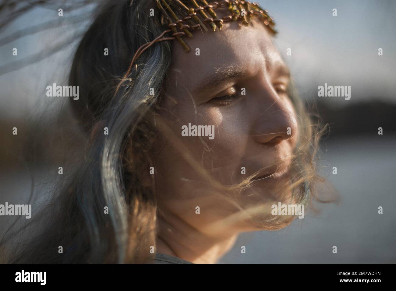 Nahaufnahme träumende Erwachsene Frau mit flatterndem grauen Haar Porträt Bild Stockfoto