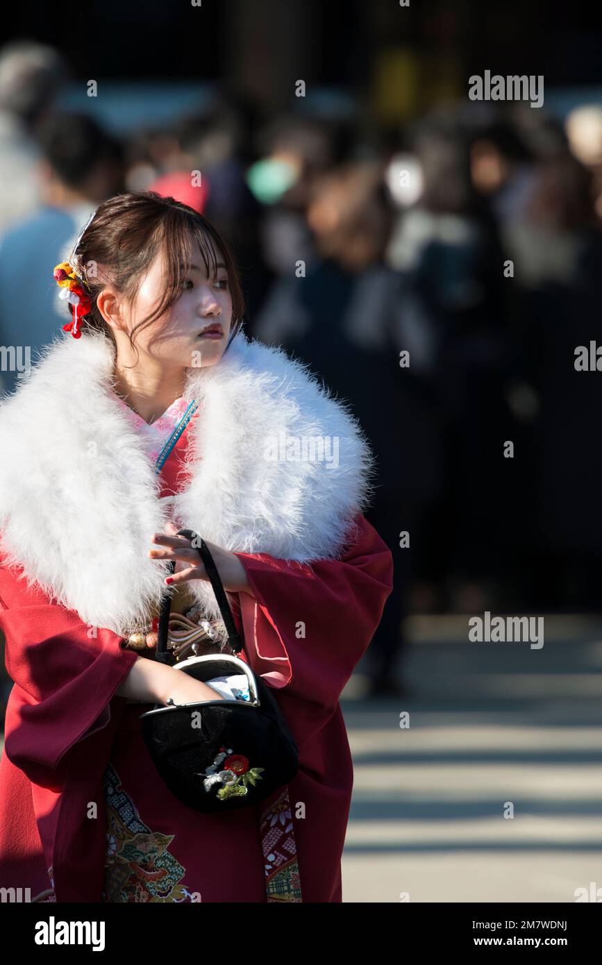 Junge Frau im Kimono auf Tag der Erwachsenen am Meiji Schrein, Harajuku, Tokio, Japan Stockfoto