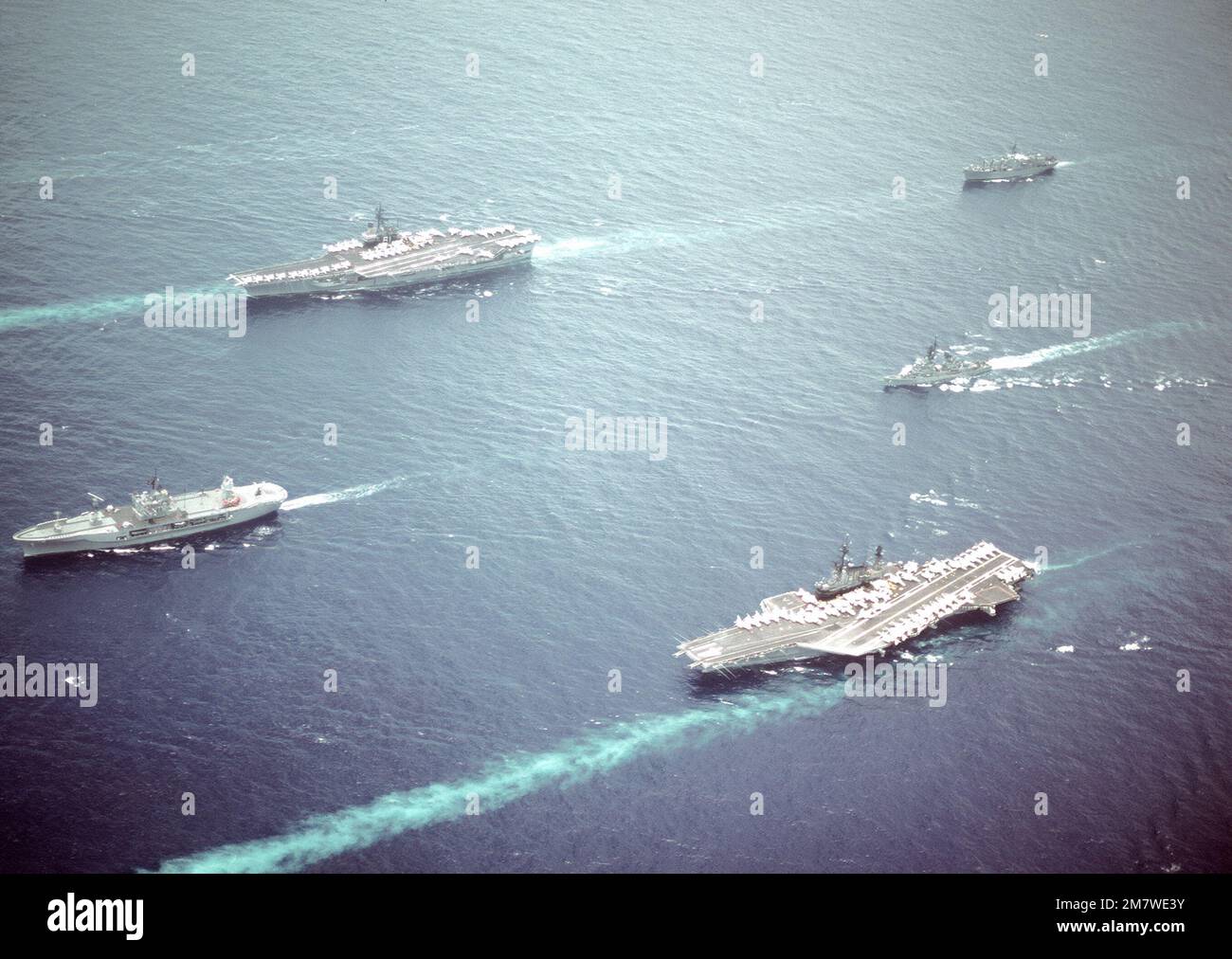 Luftaufnahme des Hafens eines Teils der Arbeitsgruppe 70 im Gange. Zu