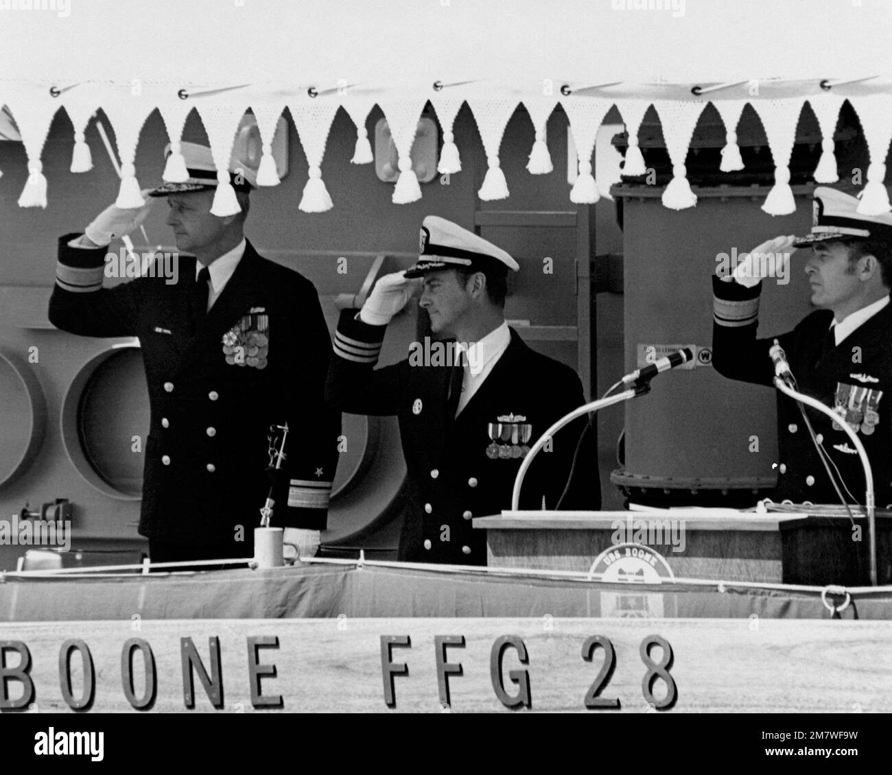 RADM F.C. Johnson, links; CDR C.A. LaVarre, Zentrum, kommandierender Offizier der geführten Raketenfregatte USS BOONE (FFG-28); RADM J.D. Williams salutiert während der Provisionszeremonie für die BOONE. Basis: Seattle Staat: Washington (WA) Land: Vereinigte Staaten von Amerika (USA) Stockfoto