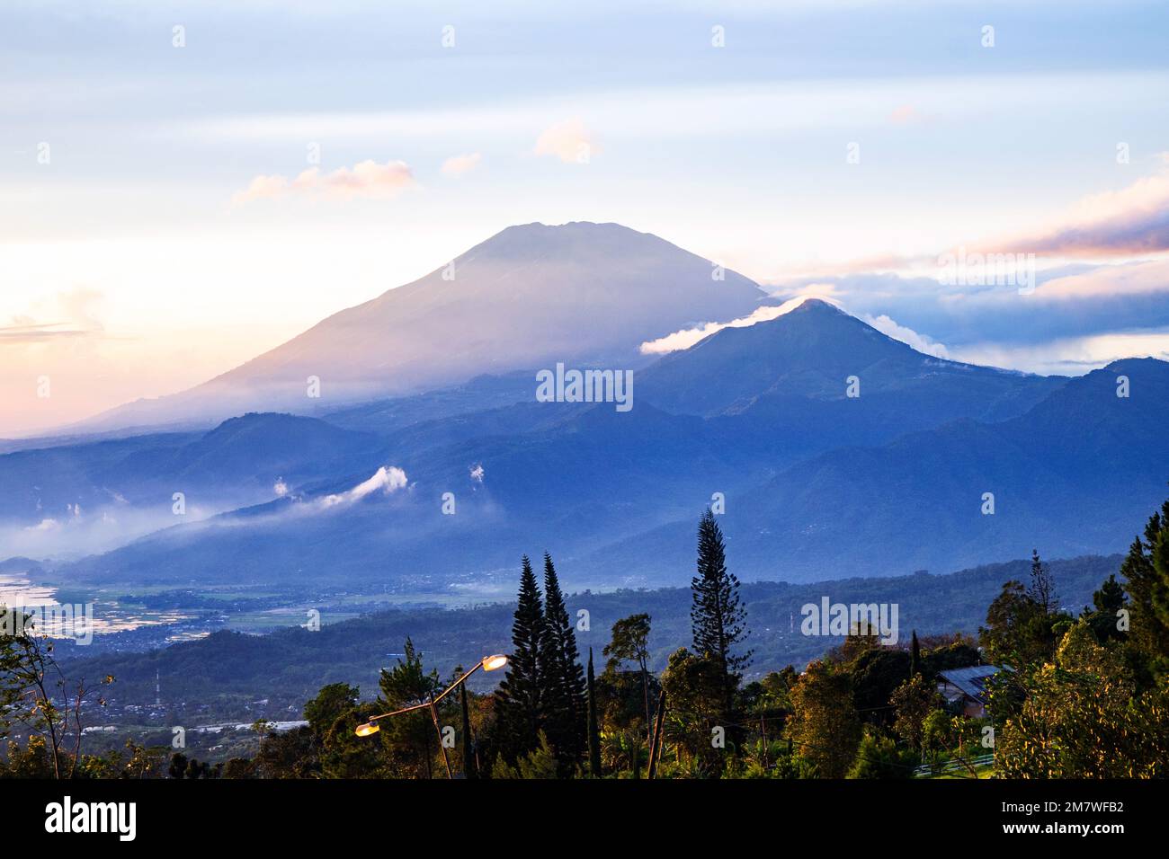 Der Sonnenaufgang über dem Rawapening mit dem Berg Merbabu Central Java. Indonesien Stockfoto