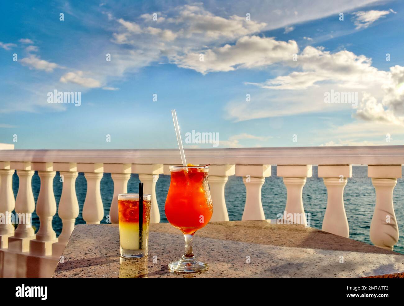 Cocktails auf der Terrasse mit Blick auf das Meer Stockfoto