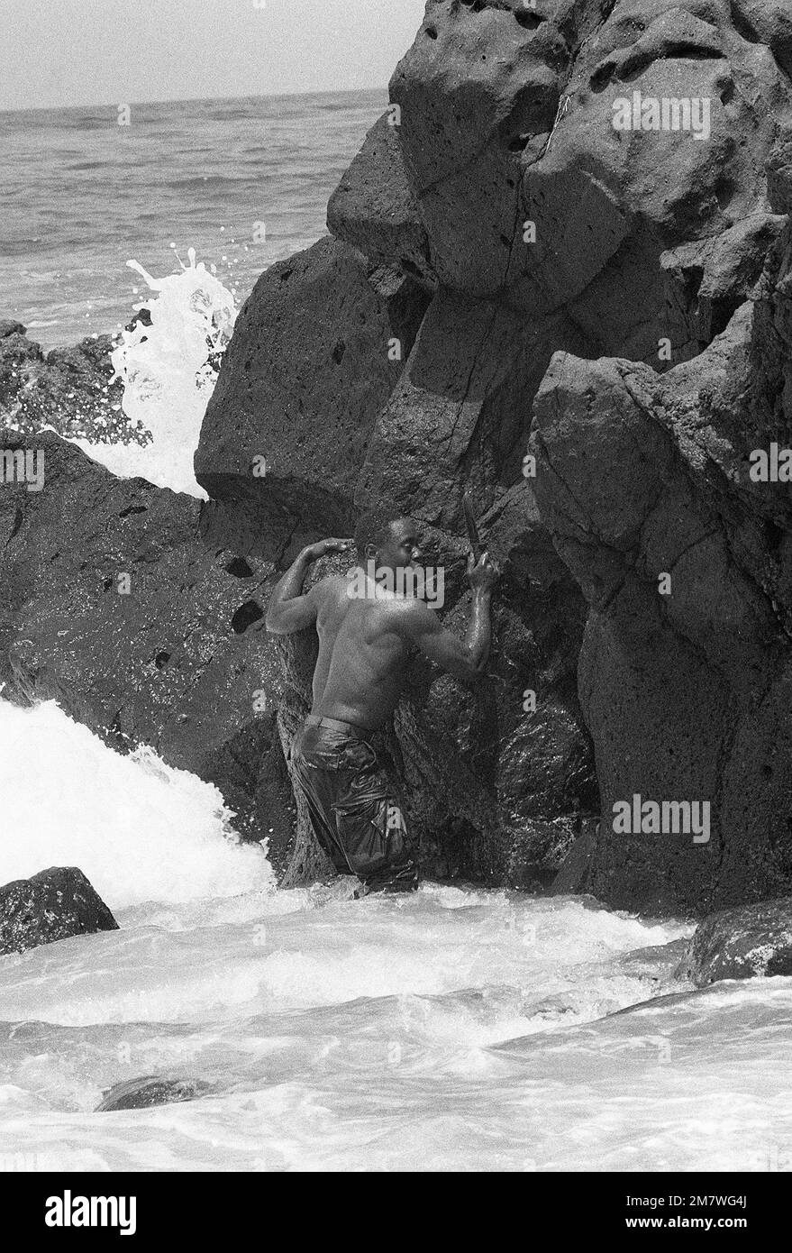 Während einer Ruhezeit in seinem Training mit dem 1. Kampfingenieurbataillon braucht dieser Marine Zeit, um Abalone entlang der Küste zu jagen. Basis: San Clemente Island Bundesstaat: Kalifornien (CA) Land: Vereinigte Staaten von Amerika (USA) Stockfoto