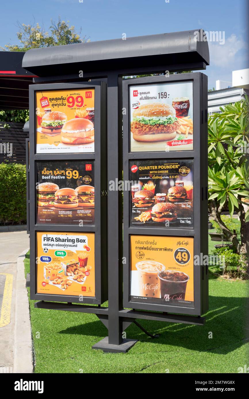 Maha Sarakham, Thailand - 30. Dezember 2022 : Menü von McDonald's Restaurant in Maha Sarakham, Thailand. Stockfoto