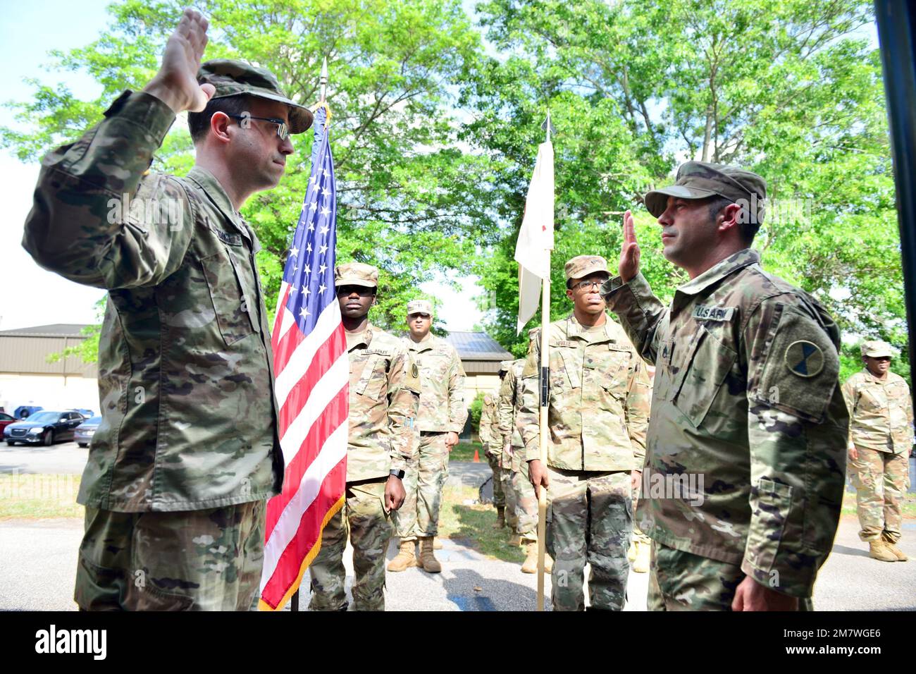 122. Befehlshaber der taktischen Unterstützungseinheit, Oberst John Fuchko, leistet den Eid auf die Ernennung zum Stabschef Ernest Churchwell als Teil einer kleinen Feier zur Anerkennung der Wiedereinstellung von Churchwell für weitere drei Jahre in der Nationalgarde der georgischen Armee am 14. Mai 2022. Im Clay National Guard Center in Marietta, Georgia Stockfoto