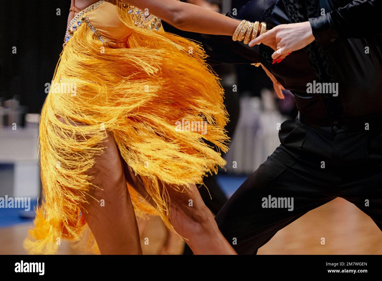 Nahaufnahme leuchtendes gelbes Kleid einer Tänzerin Stockfoto