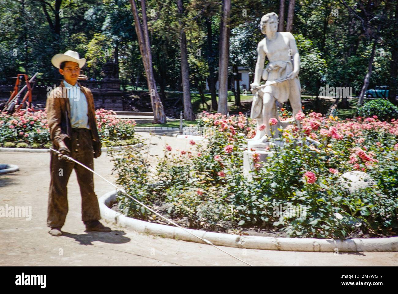 Blinder Mann mit langem weißem Stock, Chapultepec Park, Ciudad de México, Mexiko-Stadt, CDMX, Mexiko c 1961 Stockfoto