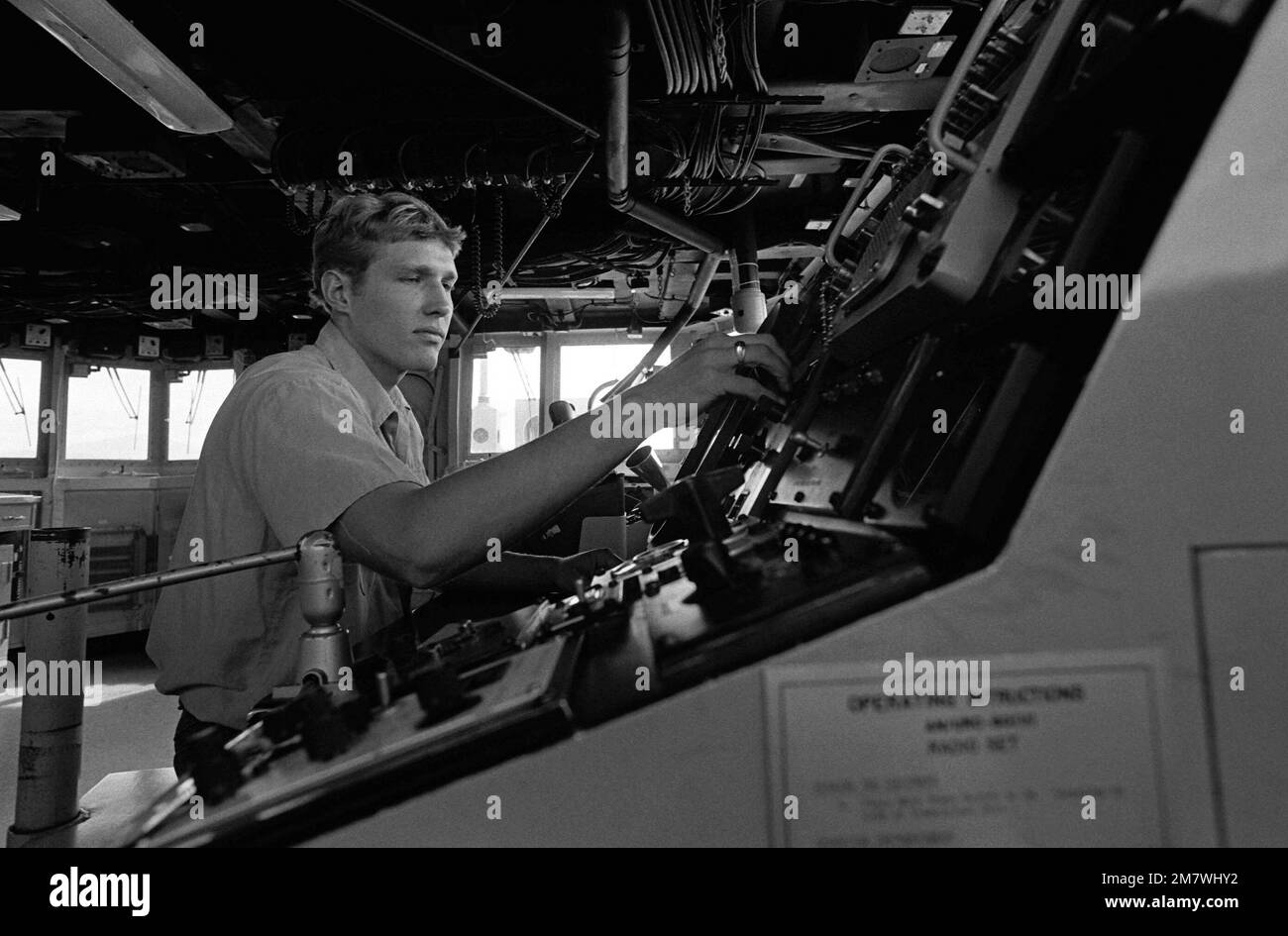 SEEMANN Roland Voshel scannt den Bildschirm des Digi-Plot auf der Brücke des Flottenölers USS CIMARRON (AO 177). Land: Unbekannt Stockfoto