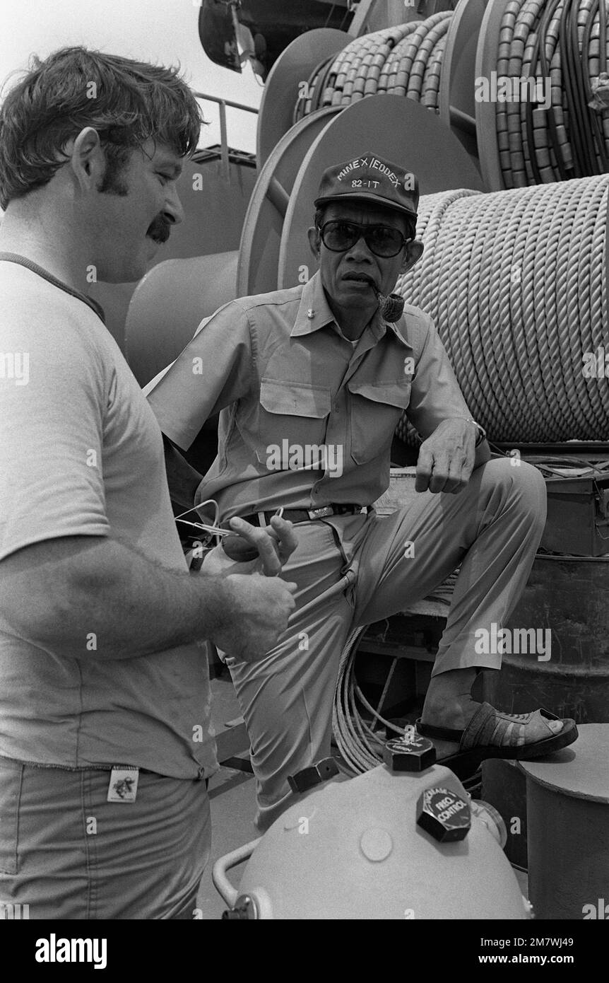 Radioman 1. Klasse (RM1) Fred Pasteris erklärt die Such- und Bergungsarbeiten für die Royal Thai Navy ADM Payao (rechts) während der Übung Cobra Gold '82. Betreff Operation/Serie: COBRA GOLD '82 Base: The-Pha Beach Country: Thailand (THA) Stockfoto