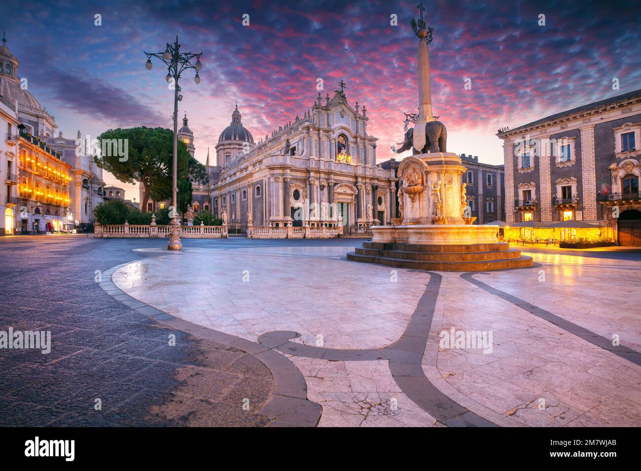 Catania, Sizilien, Italien. Stadtbild des Domplatzes in Catania, Sizilien, mit der Kathedrale der Heiligen Agatha bei Sonnenaufgang. Stockfoto