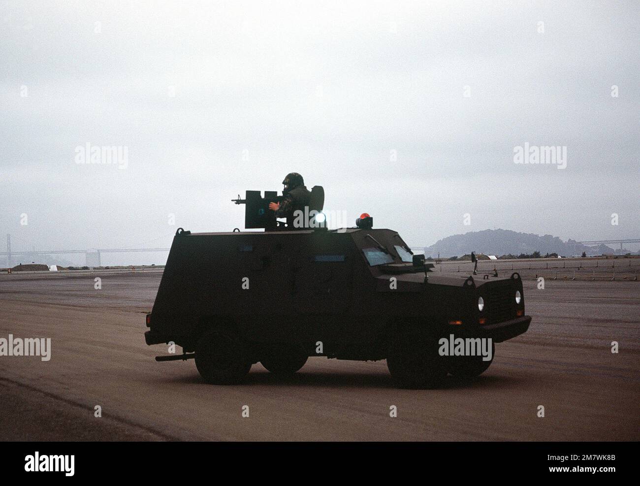 Ein Marine besetzt ein gepanzertes Fahrzeug während einer Katastrophenübung mit einer Waffe. Basis: Marineflugstation, Alameda Bundesstaat: Kalifornien (CA) Land: Vereinigte Staaten von Amerika (USA) Stockfoto