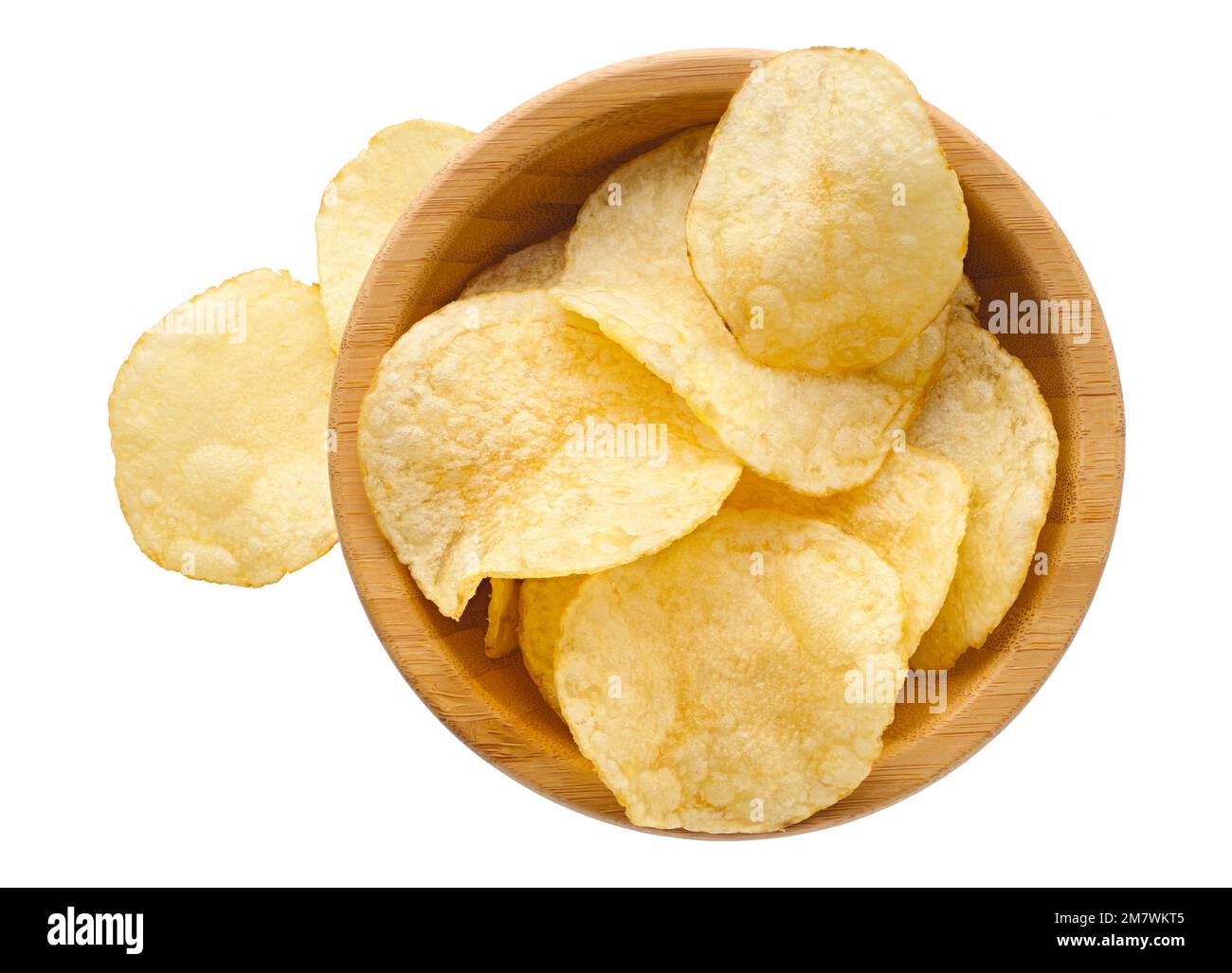 Gruppe von runden natürlichen Kartoffelchips in einer Holzschüssel, isoliert auf weißem Hintergrund Stockfoto