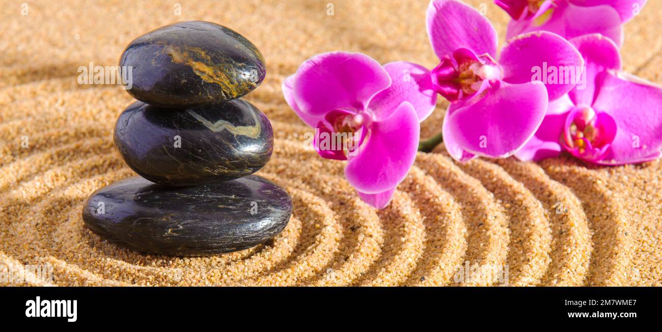 Japanischer Zen-Garten mit Stein in strukturiertem Sand Stockfoto