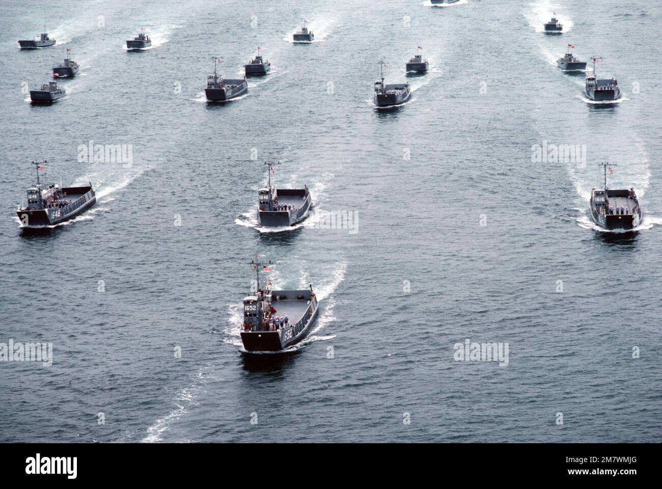 Eine Hafenbogenansicht von Nutzfahrzeugen und mechanisierten Landefahrzeugen, die während einer Übungslandung in der Gegend Silver Strand von North Island an Assault Craft Unit One (ACU-1) befestigt sind. Basis: San Diego Staat: Kalifornien (CA) Land: Vereinigte Staaten von Amerika (USA) Stockfoto