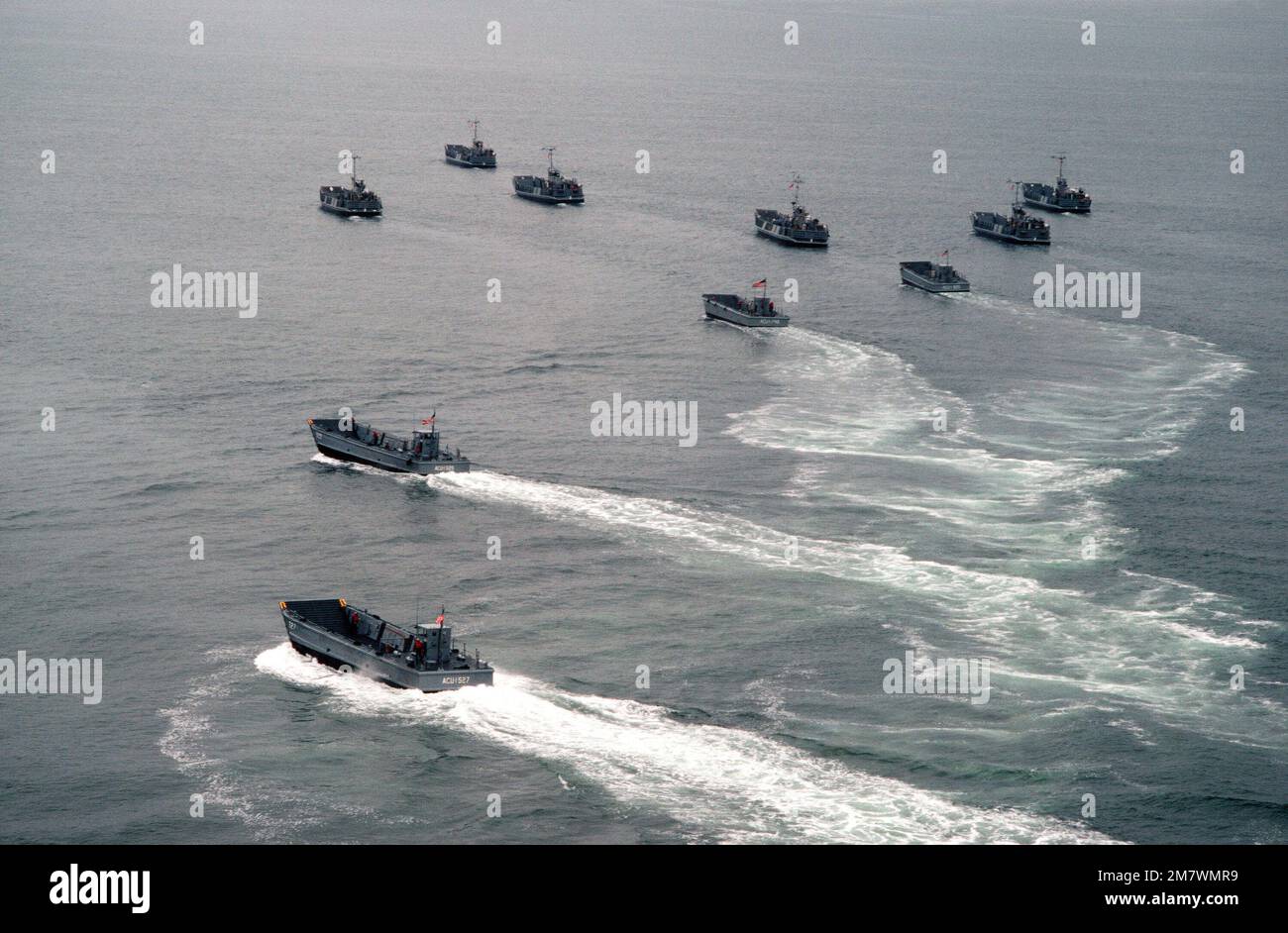 Eine Luftansicht des Hafenviertels von Nutzfahrzeugen und mechanisierten Landefahrzeugen, die während einer Übungslandung in der Silver Strand Gegend von North Island an Assault Craft Unit One (ACU-1) befestigt sind. Basis: San Diego Staat: Kalifornien (CA) Land: Vereinigte Staaten von Amerika (USA) Stockfoto