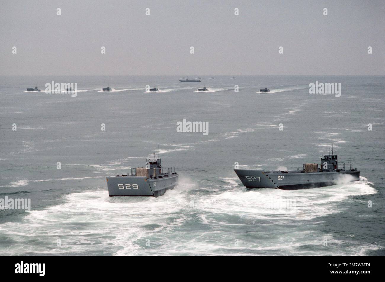 Eine Luftansicht des Hafenviertels des mechanisierten Landefahrzeugs (LCM-527) und (LCM-529), das sich während einer Übungslandung in der Gegend Silver Strand von North Island dem Strand nähert. Im Hintergrund befinden sich die anderen Landungsboote, die an Angriffsflotteneinheit 1 angeschlossen sind. Basis: San Diego Staat: Kalifornien (CA) Land: Vereinigte Staaten von Amerika (USA) Stockfoto
