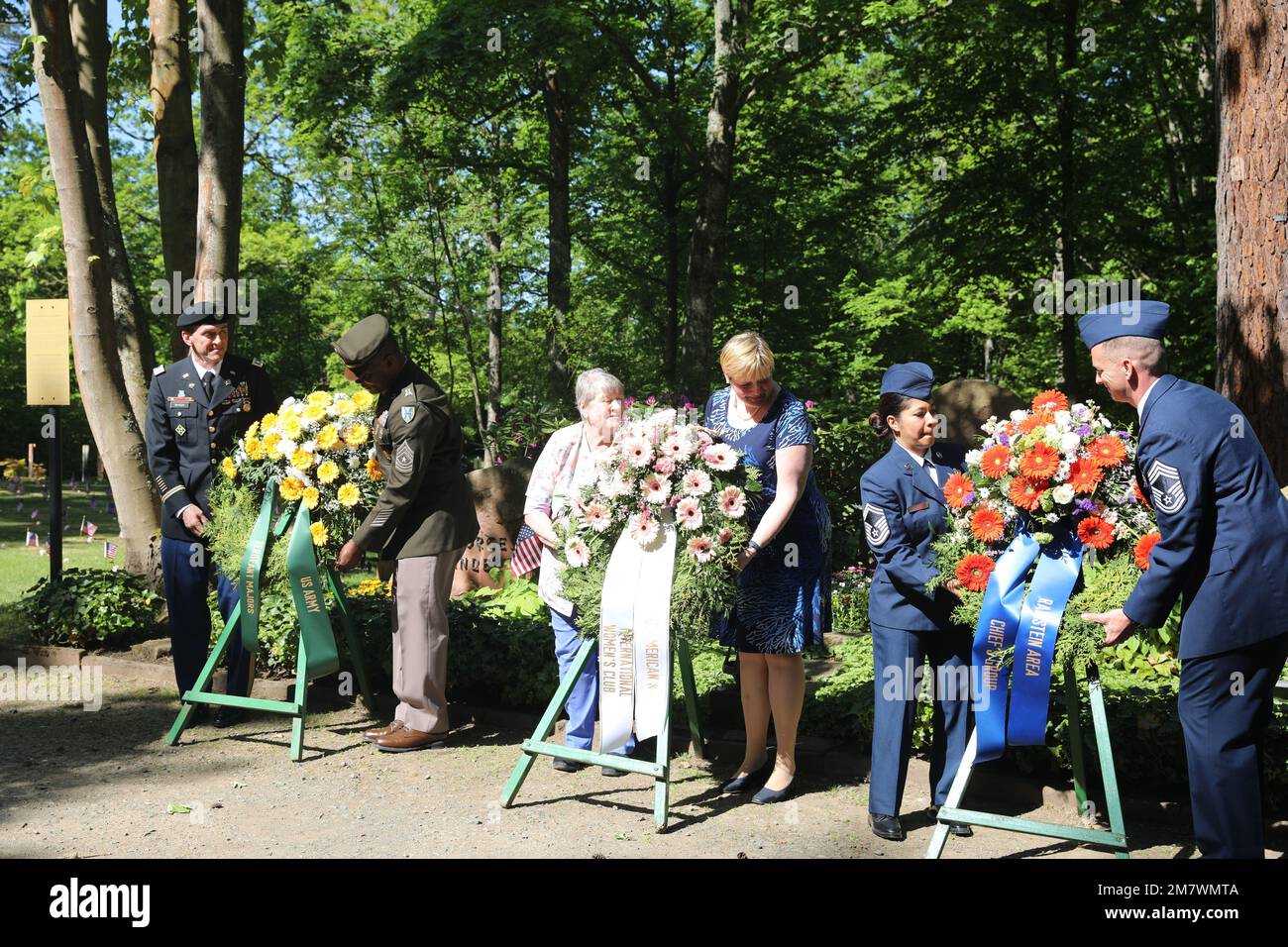 Hochrangige Anführer aus den USA Army 21. Theater Sustainment Command und USA Air Force 86. Airlift Wing legte zusammen mit Vertretern des deutsch-amerikanischen und internationalen Frauenklubs während des American Kindergraves Memorial Service auf dem Kaiserslautern Hauptfriedhof am 14. Mai 2022 Kränze. Von 1952 bis 1971 wurden 457 amerikanische Kinder auf dem Hauptfriedhof von Kaiserslautern begraben. Die amerikanischen Kindergraves sind nicht nur ein Symbol der Partnerschaft zwischen Deutschland und den USA, sondern haben Familien auch dabei geholfen, den Schmerz ihres Verlustes zu bewältigen und sie mit Familiengeschichten in Verbindung zu halten. Stockfoto