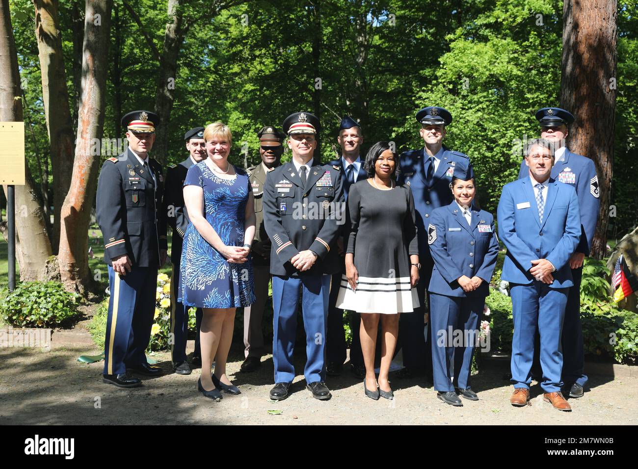 Vertreter aus den USA Army Garrison Rheinland-Pfalz, 21. Theater Sustainment Command, USA Air Force 86. Airlift Wing, der deutsch-amerikanische und internationale Frauenklub, die Ramstein Area Chief's Group, der Sergeant Major's Association und die Stadt Kaiserslautern besuchten den American Kindergraves Memorial Service in der Daenner Kaserne und den Kaiserslautern Main Cemetery am 14. Mai 2022. Von 1952 bis 1971 wurden 457 amerikanische Kinder auf dem Hauptfriedhof von Kaiserslautern begraben. Das amerikanische Kindergraves ist nicht nur ein Symbol der Partnerschaft zwischen Deutschland und den USA, sondern auch ein Symbol für die amerikanischen Kindergraves Stockfoto