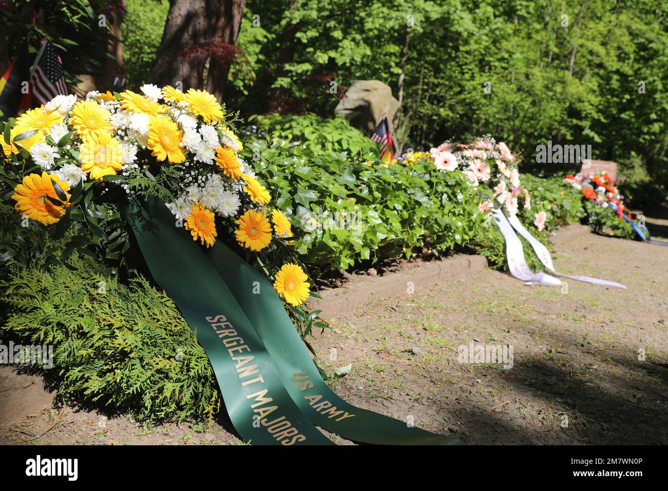 Hochrangige Anführer aus den USA Army 21. Theater Sustainment Command und USA Air Force 86. Airlift Wing legte zusammen mit Vertretern des deutsch-amerikanischen und internationalen Frauenklubs während des American Kindergraves Memorial Service auf dem Kaiserslautern Hauptfriedhof am 14. Mai 2022 Kränze. Von 1952 bis 1971 wurden 457 amerikanische Kinder auf dem Hauptfriedhof von Kaiserslautern begraben. Die amerikanischen Kindergraves sind nicht nur ein Symbol der Partnerschaft zwischen Deutschland und den USA, sondern haben Familien auch dabei geholfen, den Schmerz ihres Verlustes zu bewältigen und sie mit Familiengeschichten in Verbindung zu halten. Stockfoto