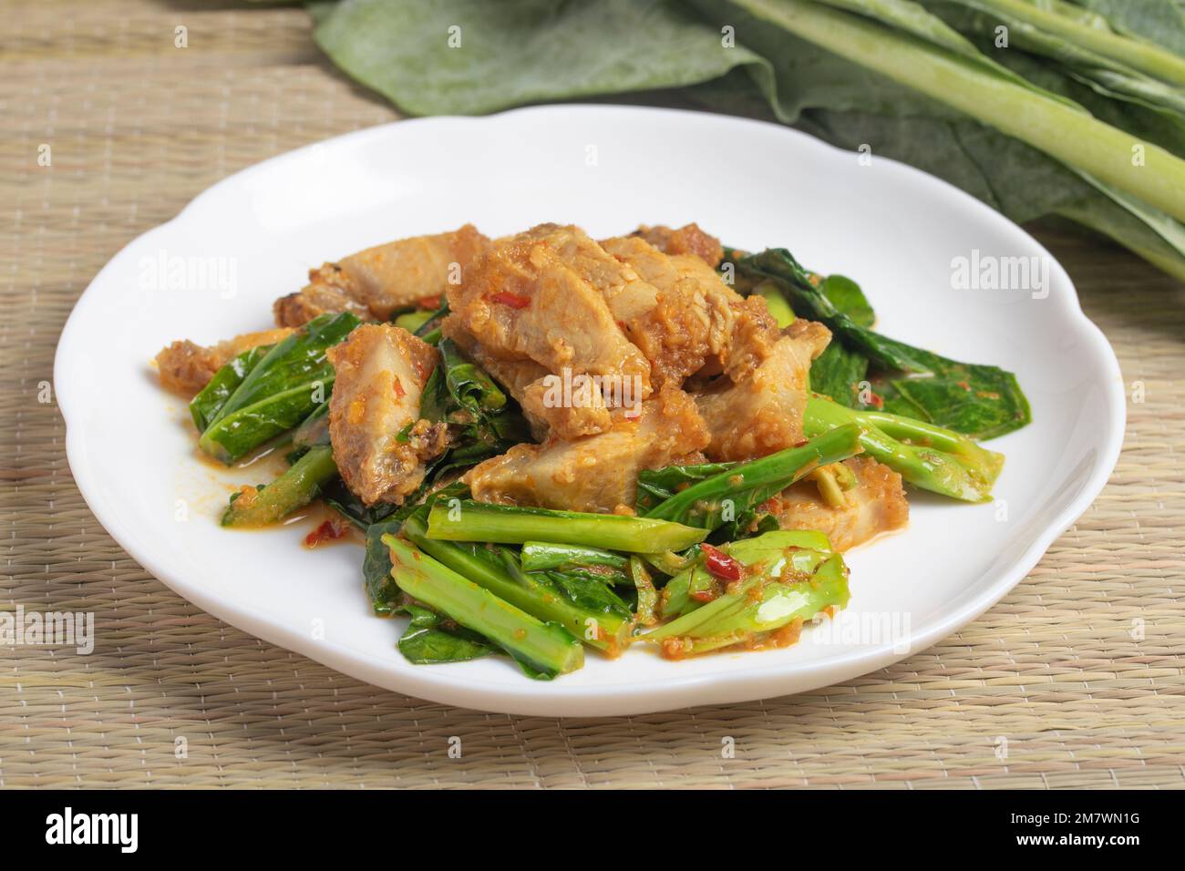 Gebratener, knuspriger Schweinebauch mit Grünkohl und Chilipaste umrühren Stockfoto