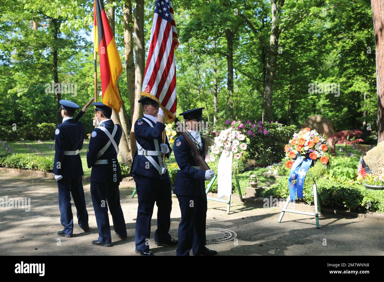 Der Air Force Junior ROTC der Ramstein High School präsentierte Farben auf dem American Kindergraves Memorial Service am 14. Mai 2022 in der Daenner Kaserne Chapel, Kaiserslautern, Deutschland. Von 1952 bis 1971 wurden 457 amerikanische Kinder auf dem Hauptfriedhof von Kaiserslautern begraben. Die amerikanischen Kindergraves sind nicht nur ein Symbol der Partnerschaft zwischen Deutschland und den USA, sondern haben Familien auch dabei geholfen, den Schmerz ihres Verlustes zu bewältigen und sie mit Familiengeschichten in Verbindung zu halten. Stockfoto