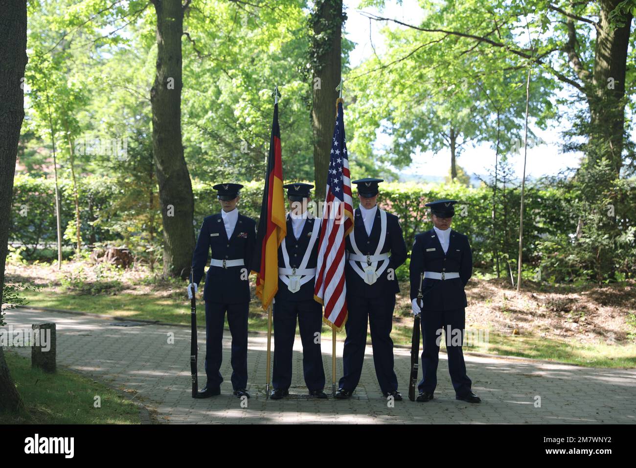 Christian Santiago, Ethan Kim, Dorian Braun und Givoanni Biacan vom Air Force Junior ROTC der Ramstein High School präsentierten Farben auf dem American Kindergraves Memorial Service am 14. Mai 2022 in der Daenner Kaserne Chapel, Kaiserslautern, Deutschland. Von 1952 bis 1971 wurden 457 amerikanische Kinder auf dem Hauptfriedhof von Kaiserslautern begraben. Die amerikanischen Kindergraves sind nicht nur ein Symbol der Partnerschaft zwischen Deutschland und den USA, sondern haben Familien auch dabei geholfen, den Schmerz ihres Verlustes zu bewältigen und sie mit Familiengeschichten in Verbindung zu halten. Stockfoto