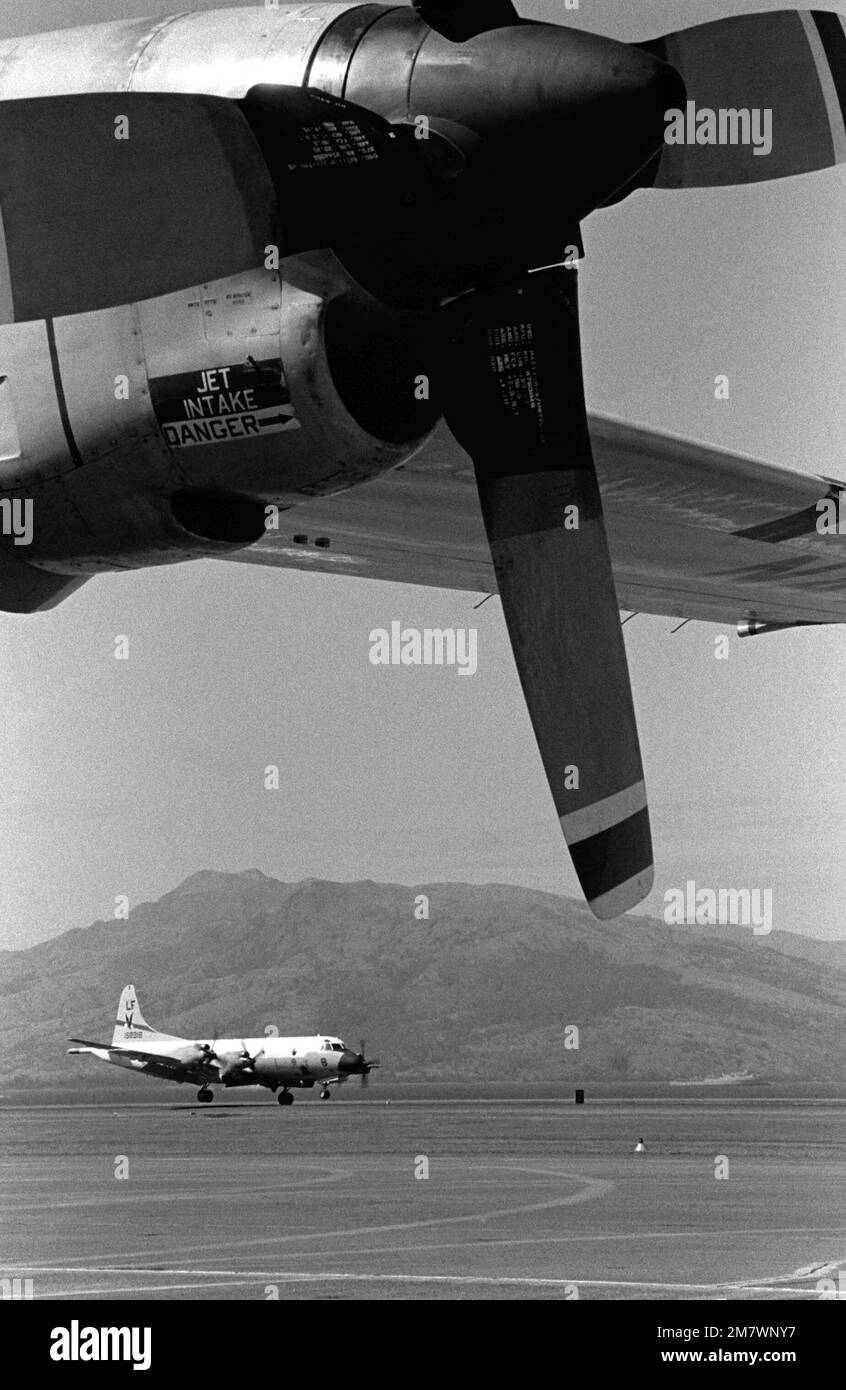 Ein P-3C Orion-Flugzeug der Patrouillenstaffel 16 (VP-16) startet. Basis: Marine Air Station, Cubi Point Staat: Luzon Land: Philippinen (PHL) Stockfoto