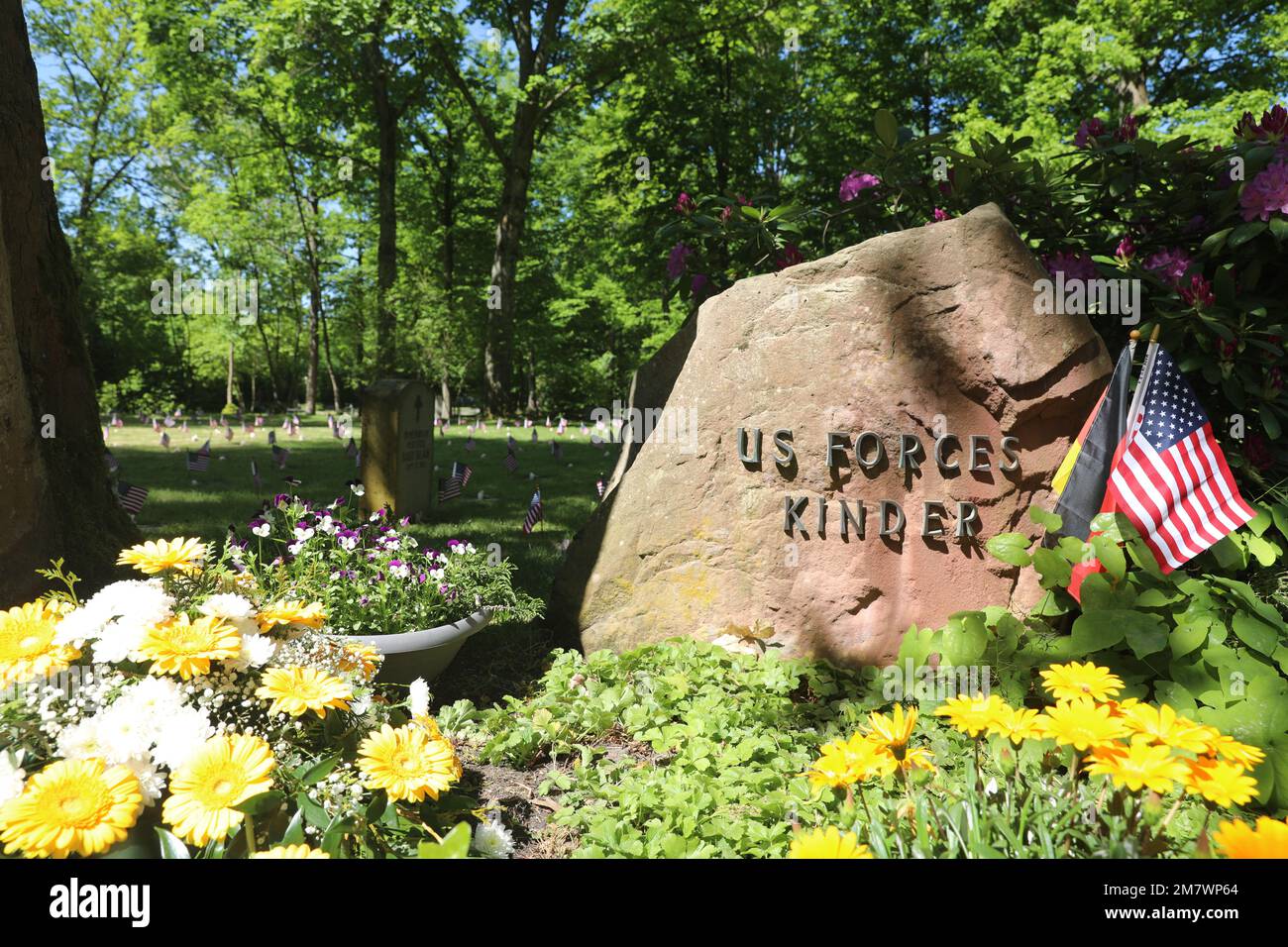 Hochrangige Anführer aus den USA Army 21. Theater Sustainment Command und USA Air Force 86. Airlift Wing legte zusammen mit Vertretern des deutsch-amerikanischen und internationalen Frauenklubs während des American Kindergraves Memorial Service auf dem Kaiserslautern Hauptfriedhof am 14. Mai 2022 Kränze. Von 1952 bis 1971 wurden 457 amerikanische Kinder auf dem Hauptfriedhof von Kaiserslautern begraben. Die amerikanischen Kindergraves sind nicht nur ein Symbol der Partnerschaft zwischen Deutschland und den USA, sondern haben Familien auch dabei geholfen, den Schmerz ihres Verlustes zu bewältigen und sie mit Familiengeschichten in Verbindung zu halten. Stockfoto