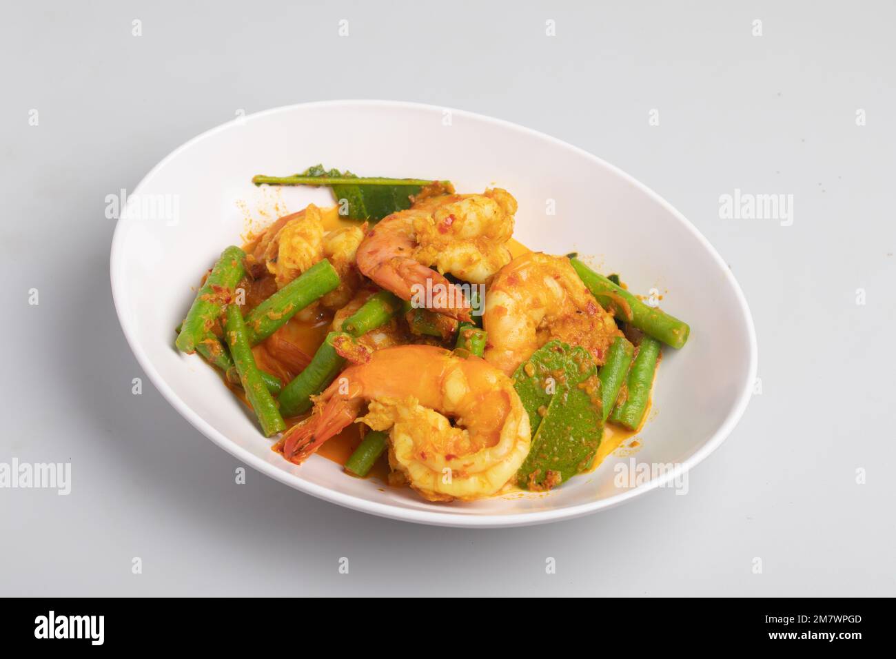 Gebratene Garnelen-Curry-Paste mit langen Bohnen Stockfoto
