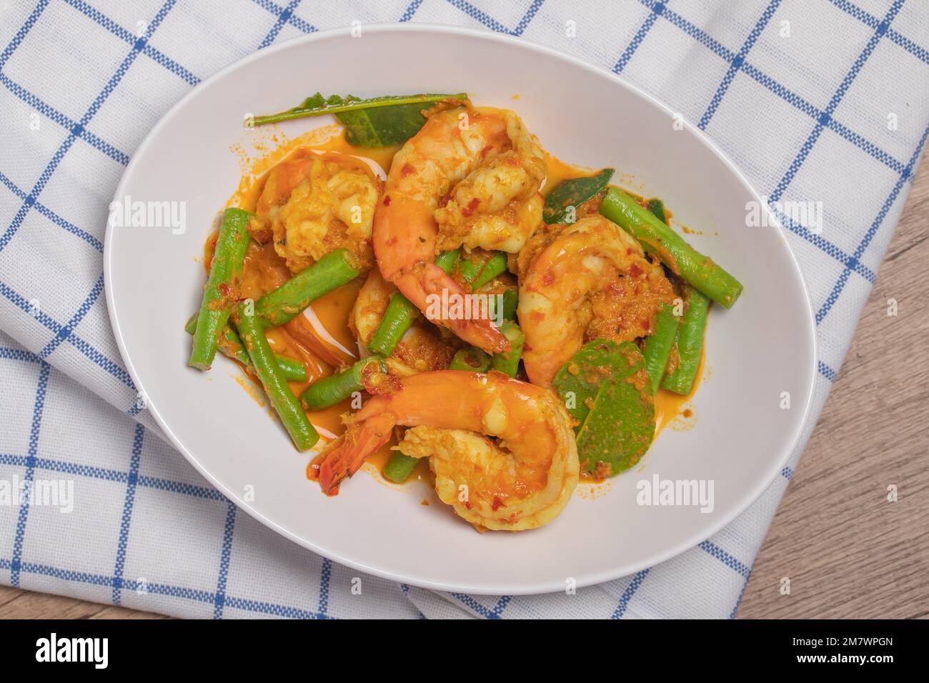Gebratene Garnelen-Curry-Paste mit langen Bohnen Stockfoto