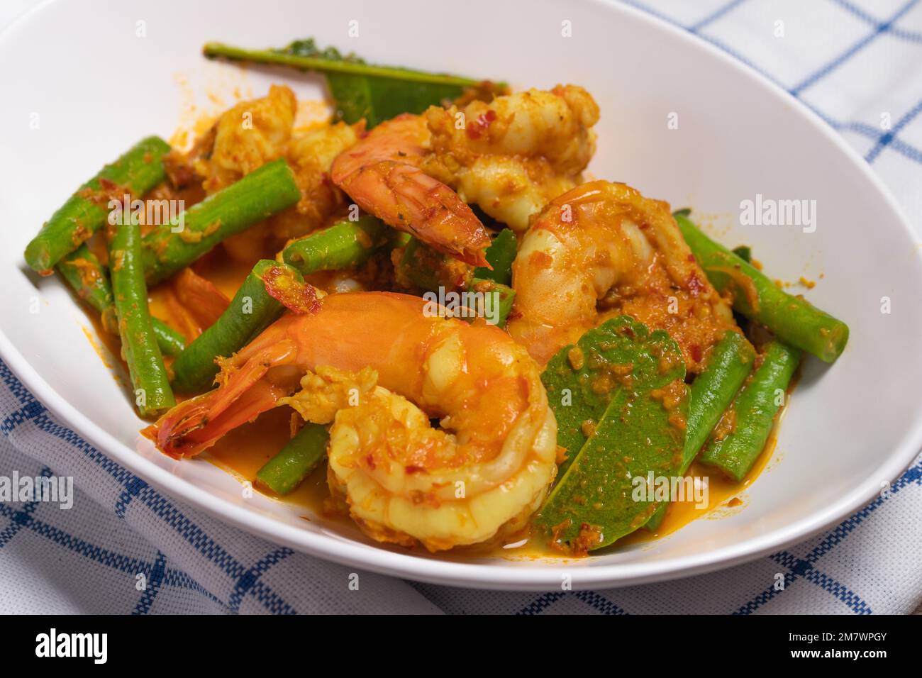 Gebratene Garnelen-Curry-Paste mit langen Bohnen Stockfoto