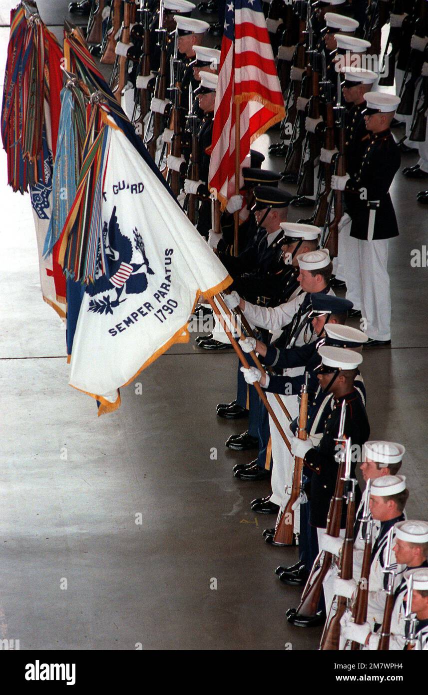 Ein Blick auf den dienststellenübergreifenden Farbwächter während der Ruhestandszeremonie für GENERAL David C. Jones, Vorsitzender des Joint Chiefs STAFF. Basis: Luftwaffenstützpunkt Andrews Bundesstaat: Maryland (MD) Land: Vereinigte Staaten von Amerika (USA) Stockfoto
