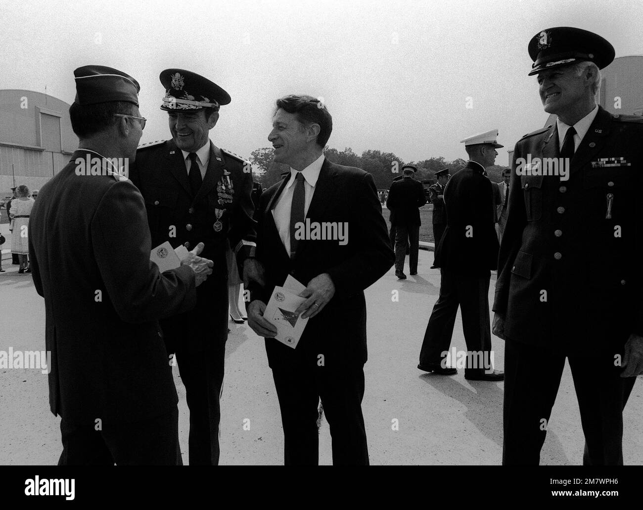 GENERAL David C. Jones, der pensionierende Vorsitzende, Joint Chiefs of STAFF, spricht am Ende der Ruhestandsfeier mit Verteidigungsminister Caspar Weinberger. Basis: Luftwaffenstützpunkt Andrews Bundesstaat: Maryland (MD) Land: Vereinigte Staaten von Amerika (USA) Stockfoto