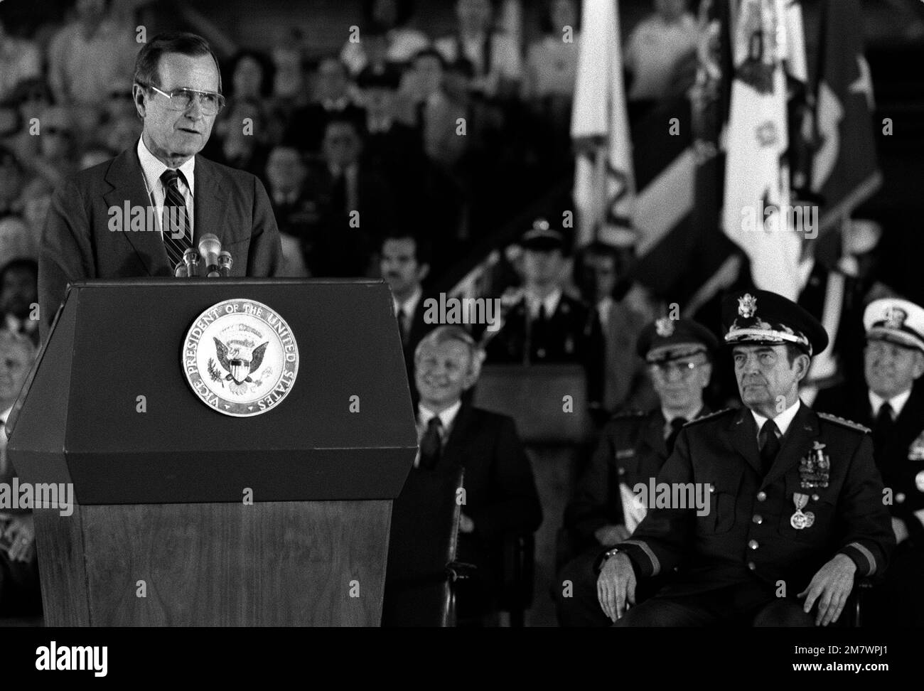Vizepräsident George Bush (links) spricht zu den Ehrengästen während der Ruhestandszeremonie für den Vorsitzenden, Joint Chiefs of STAFF, GENERAL David C. Jones (rechts). Basis: Luftwaffenstützpunkt Andrews Bundesstaat: Maryland (MD) Land: Vereinigte Staaten von Amerika (USA) Stockfoto