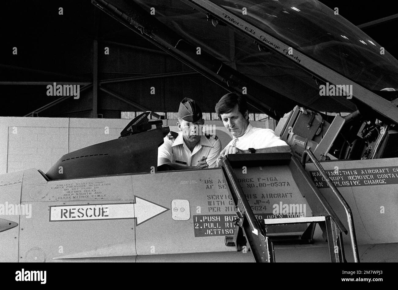 Der Unterstaatssekretär der Air Force Oscar Goldfarb untersucht das Cockpit eines F-16A Kampfflugzeugs gegen Falcon, während er auf dem Luftwaffenstützpunkt ist. Basis: Land des Luftwaffenstützpunkts Kunsan: Republik Korea (KOR) Stockfoto