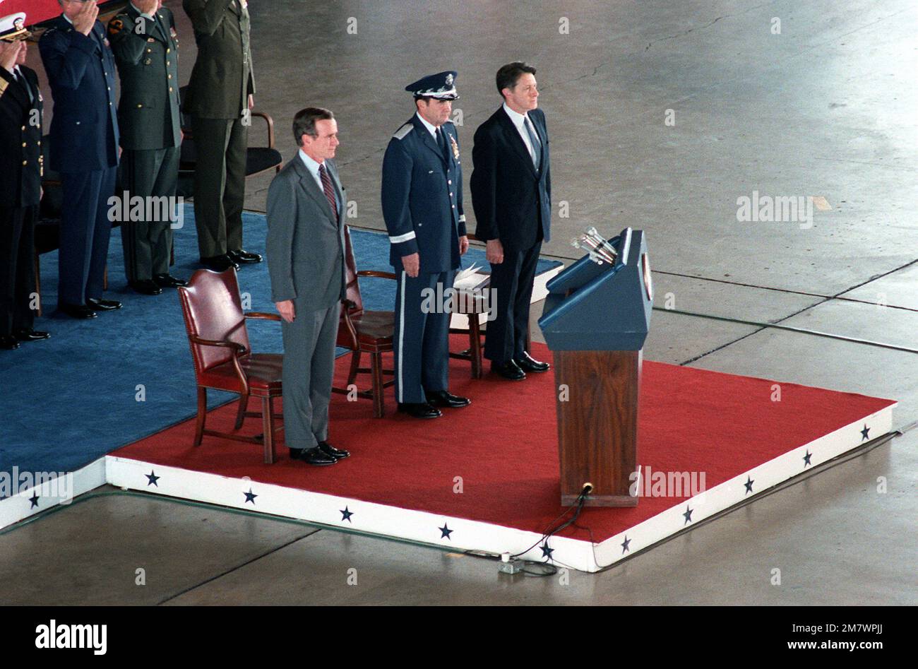 Vizepräsident George Bush, Left, GENERAL David C. Jones, Vorsitzender des STABS der Generalstabschef und Verteidigungsminister Caspar Weinberger, stehen während DER RUHESTANDSZEREMONIE VON GEN Jones auf der Hut. Basis: Luftwaffenstützpunkt Andrews Bundesstaat: Maryland (MD) Land: Vereinigte Staaten von Amerika (USA) Stockfoto
