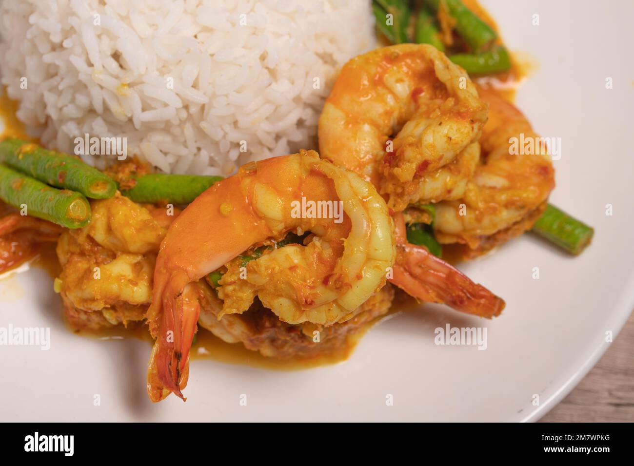 Gebratene Garnelen-Curry-Paste mit langen Bohnen Stockfoto